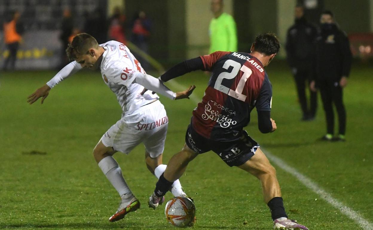 Aleix Febas, a la izquierda, pugna con Nanclares durante el partido de Copa del Mallorca. 