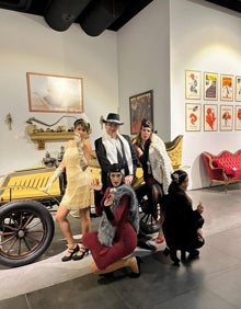 Imagen secundaria 2 - En la primera imagen, vista general de la celebración en el Museo Automovilístico y de la Moda. En las siguientes, los trabajadores del Museo, durante la fiesta y el juego tipo 'Cluedo' para el que tuvieron que disfrazarse como en los años 20.