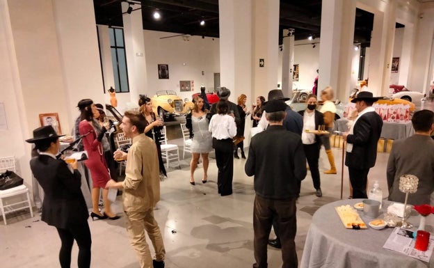 Imagen principal - En la primera imagen, vista general de la celebración en el Museo Automovilístico y de la Moda. En las siguientes, los trabajadores del Museo, durante la fiesta y el juego tipo 'Cluedo' para el que tuvieron que disfrazarse como en los años 20.