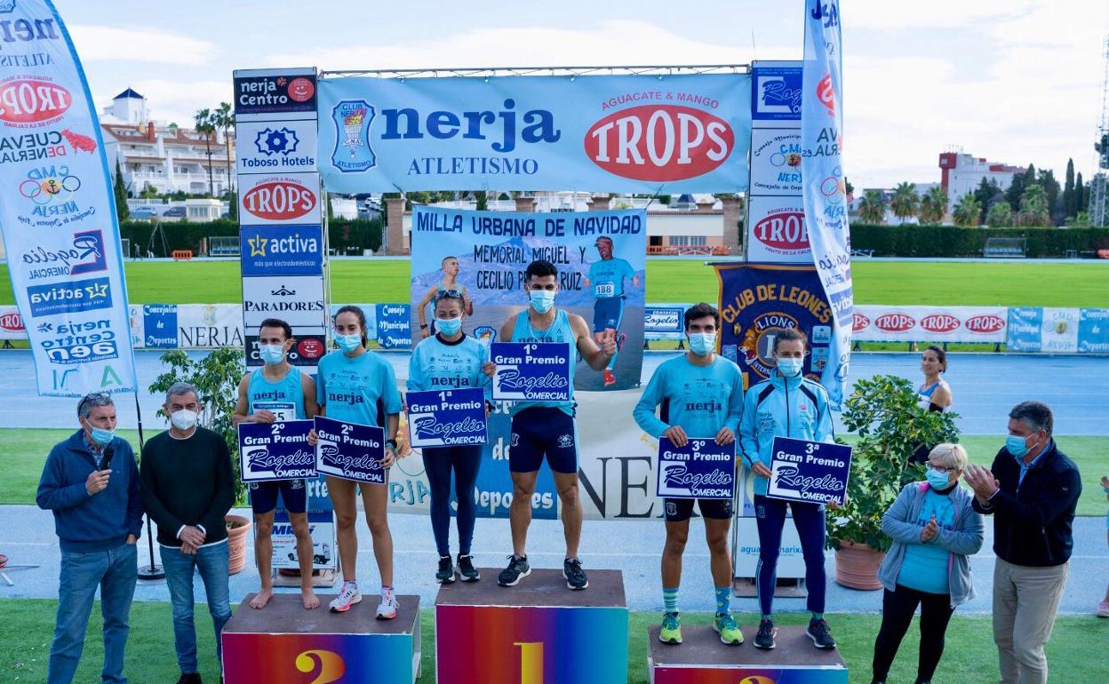 Los ganadores en la categoría masculina y femenina, ayer en el podio del estadio nerjeño. 