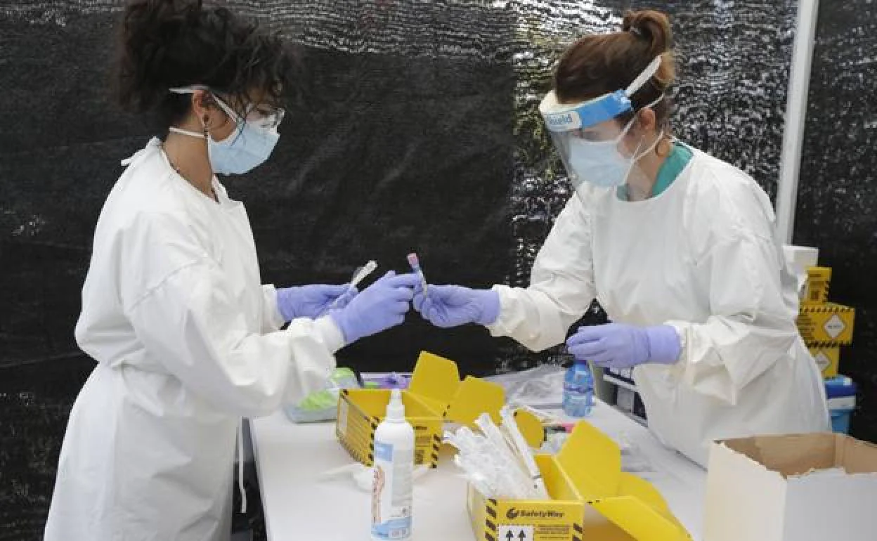 Coronavirus: Andalucía estudia realizar pruebas de Covid «solo» a los contagiados sintomáticos y a los no vacunados