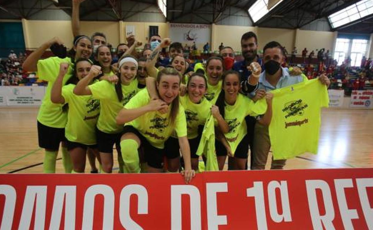 Las jugadoras y técnicos del Atlético Torcal celebran el ascenso a Primera. 