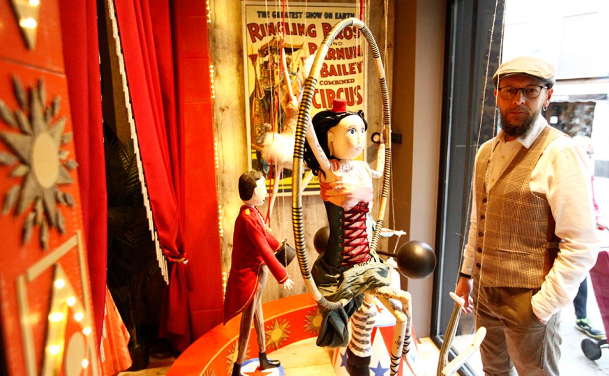 José Carlos Capella ante su escaparate que atrae a visitantes de fuera de la ciudad para poder contemplarlo. 