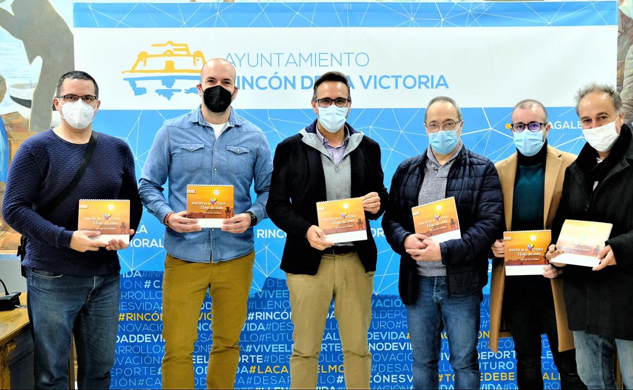 Acto de entrega de los galardones en el salón de plenos rinconero. 