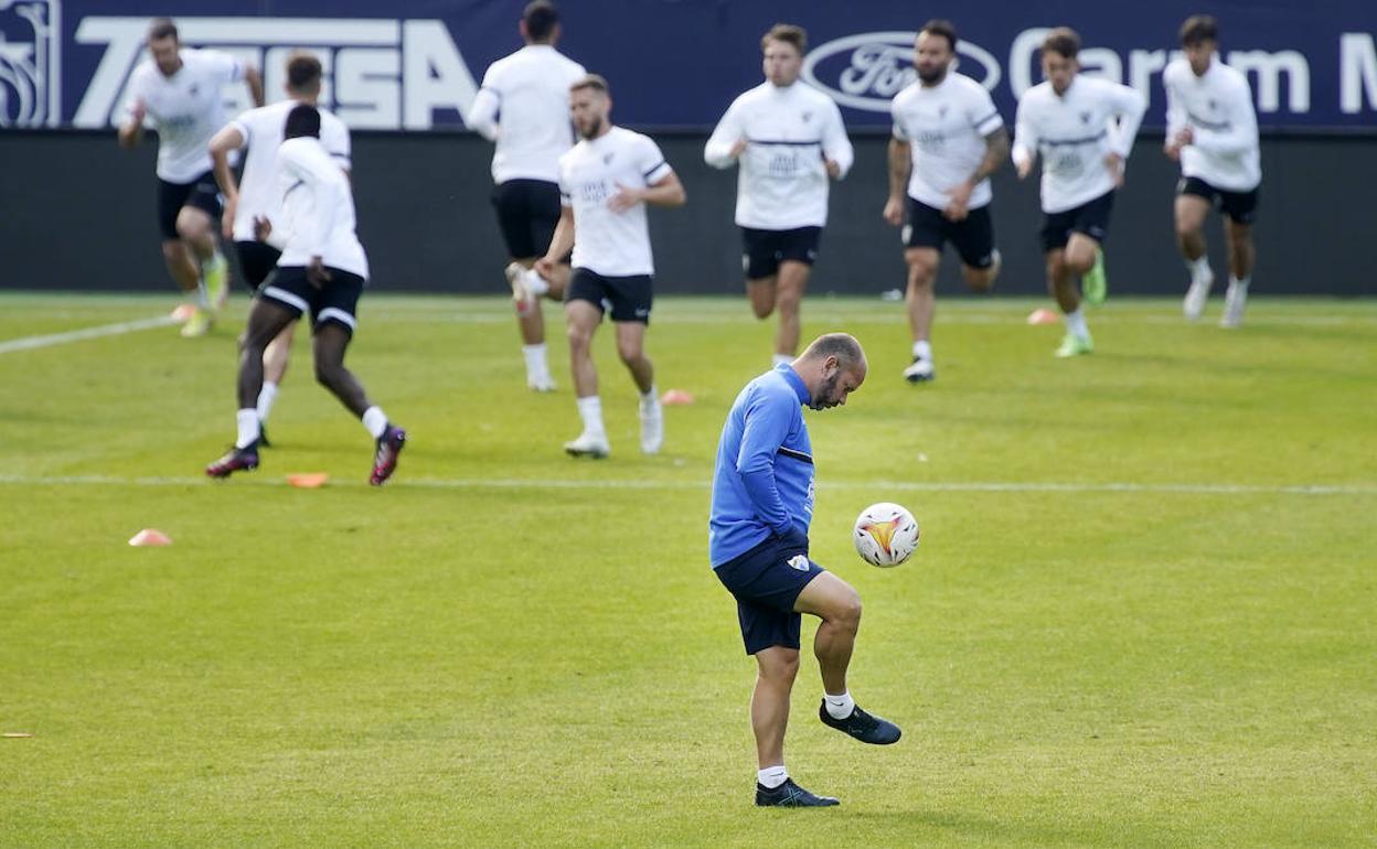 José Alberto, en primer plano, con los jugadores detrás. 