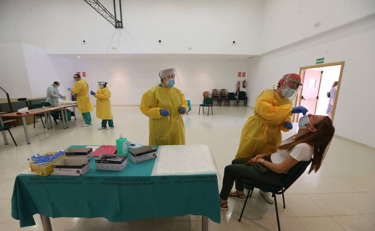 Imagen de una toma de muestras en un cribado de Covid. 