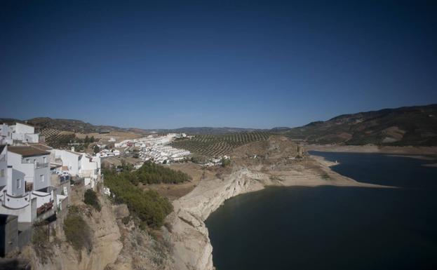 Iznájar, clave para la comarca de Antequera.