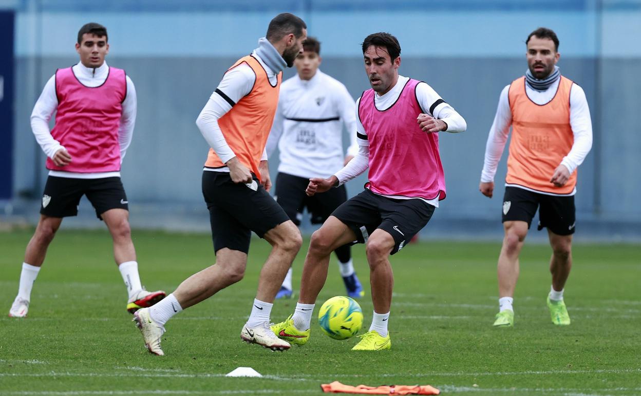 Imagen de un entrenamiento reciente del Málaga en el Anexo de La Rosaleda. En imagen, los jugadores Víctor Gómez, Lombán, Haitam, Escassi y Javi Jiménez.