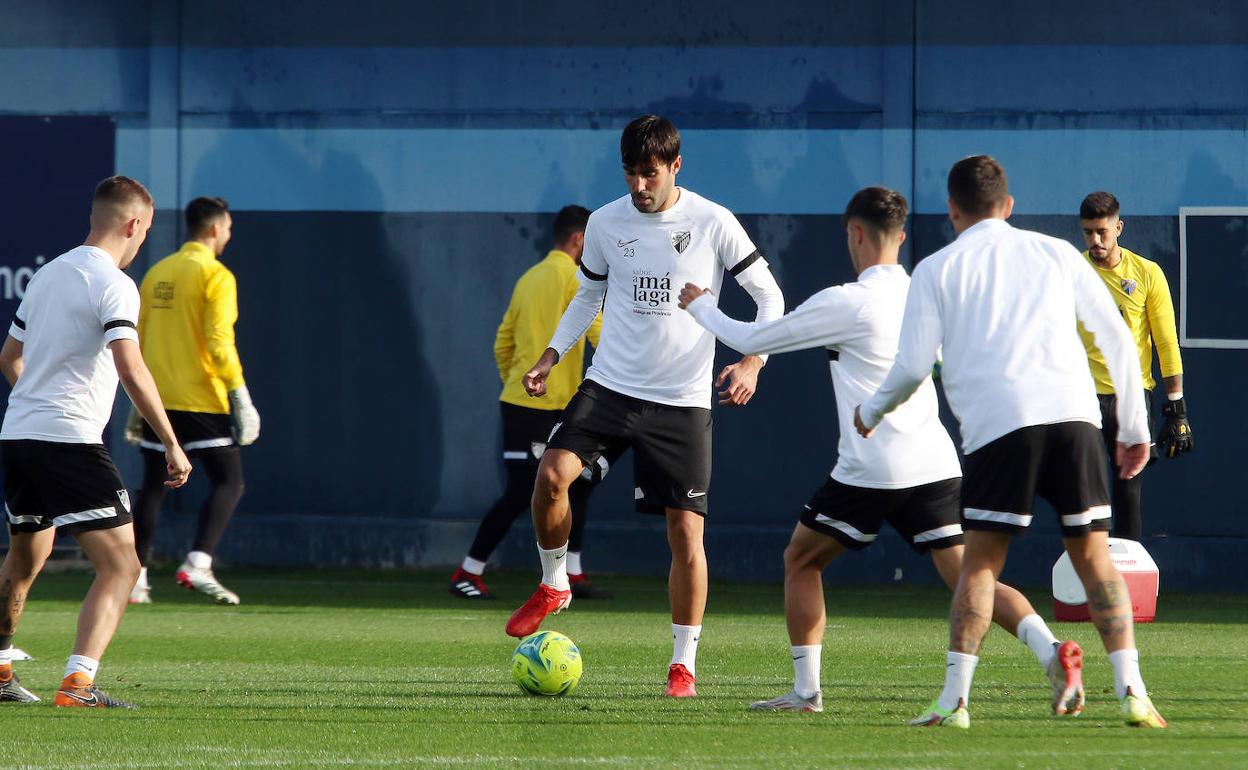 Escassi controla el balón durante un rondo en un entrenamiento reciente del Málaga.