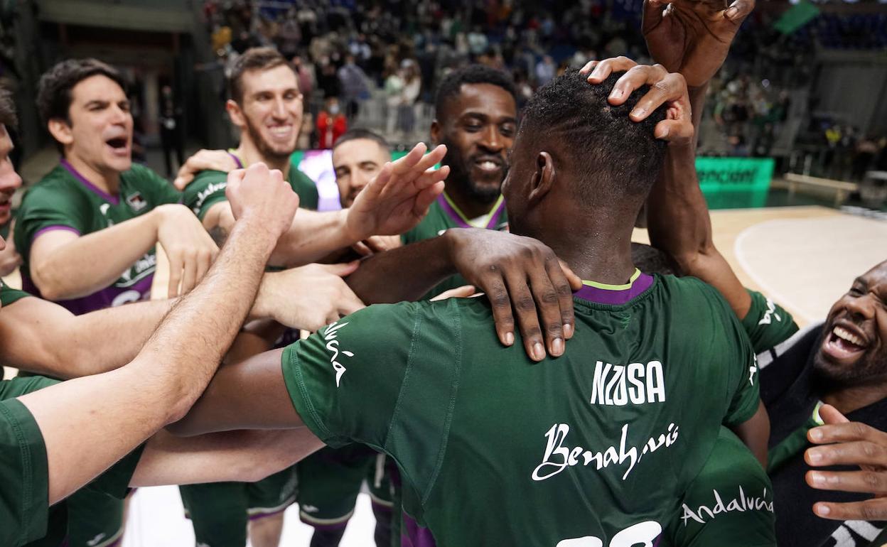 Los jugadores del Unicaja felicitan a Nzosa en un lance del duelo de esta campaña ante el Hereda San Pablo Burgos. 