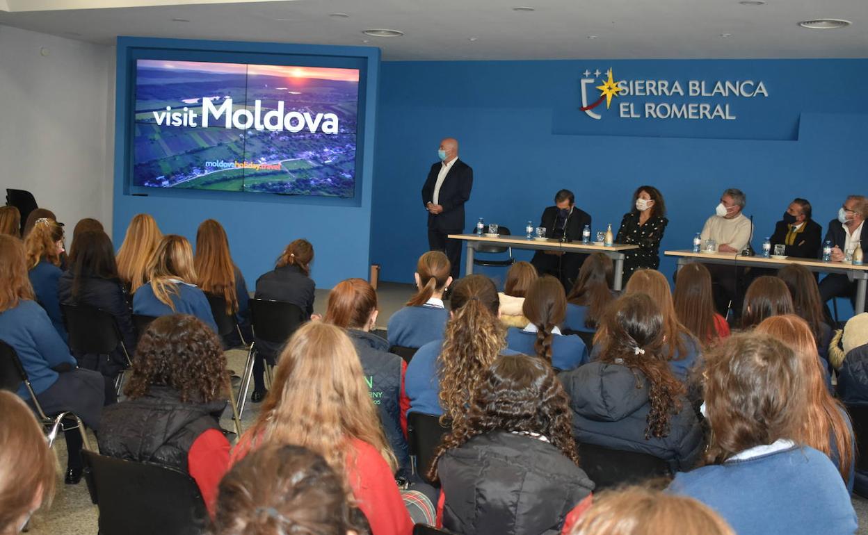 El cónsul honorario de Moldavia en Andalucia, Patricio Baeza, durante su charla a las alumnas. 