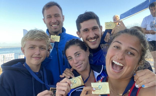 Felipe Méndez, Miguel Ruiz, Celia de Miguel, Gómez Cotilla y Teresa Díaz, con sus medallas. 