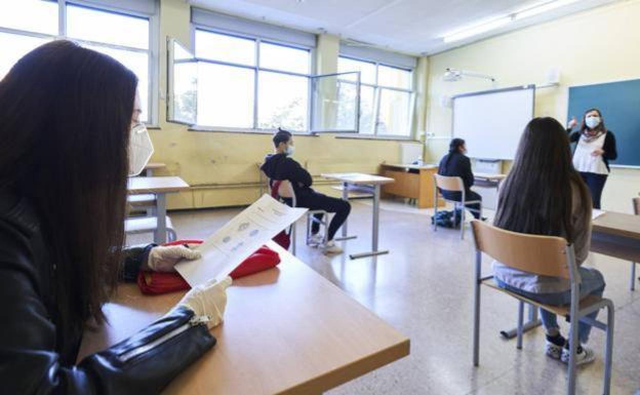 Andalucía no cerrará aulas al completo por brotes de coronavirus en colegios e institutos