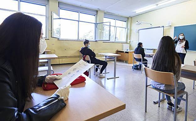 Andalucía no cerrará aulas al completo por brotes de coronavirus en colegios e institutos