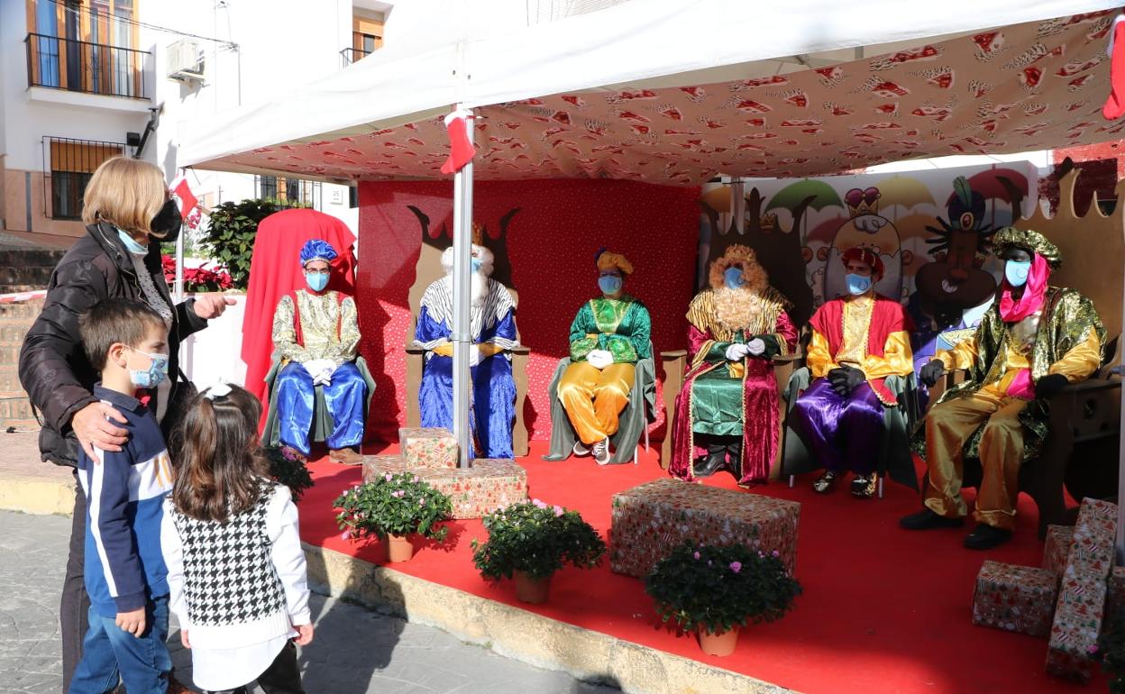 Imagen de la cabalgata estática celebrada en 2021 en Torrox. 