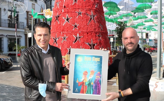 El alcalde torroxeño y el concejal de Tradiciones Populares, con el cartel anunciador de la Cabalgata. 