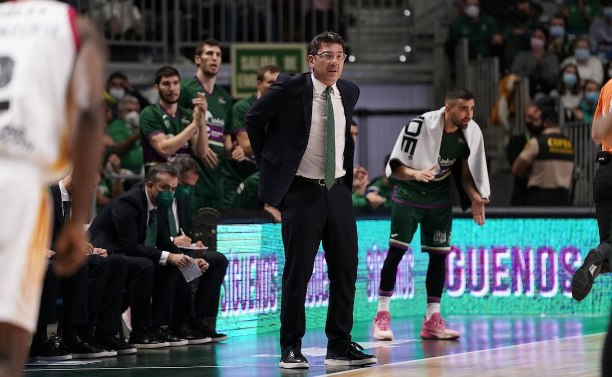 El entrenador del Unicaja, Fotis Katsikaris, durante el partido contra el Zaragoza en el pabellón Martín Carpena.