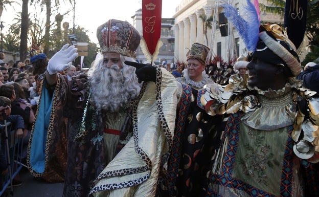 Los Reyes, en la calle Alcazabilla, en el desfile de hace dos años. 