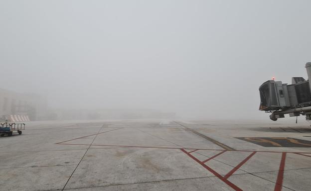 La densa niebla en la pista bloqueó las llegadas y las salidas esta mañana. 