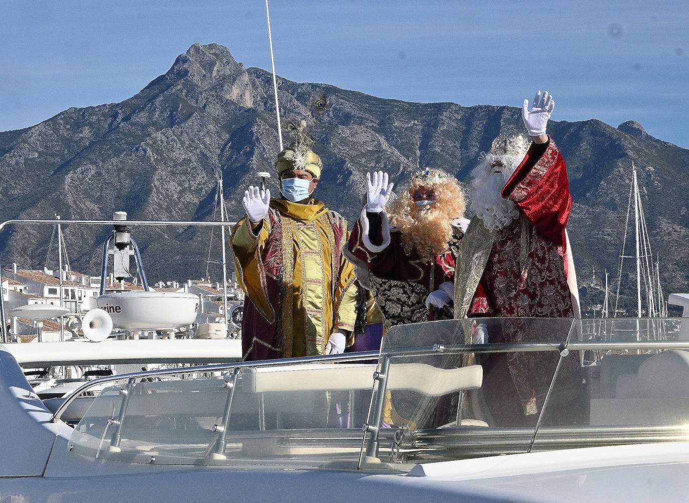 Fotos: Los Reyes saludan a los niños en Marbella, Puerto Banús y San Pedro