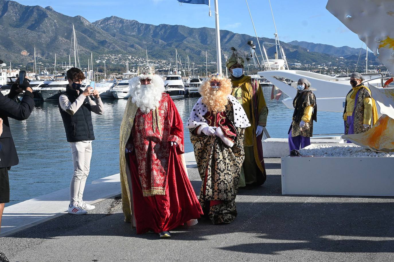 Fotos: Los Reyes saludan a los niños en Marbella, Puerto Banús y San Pedro