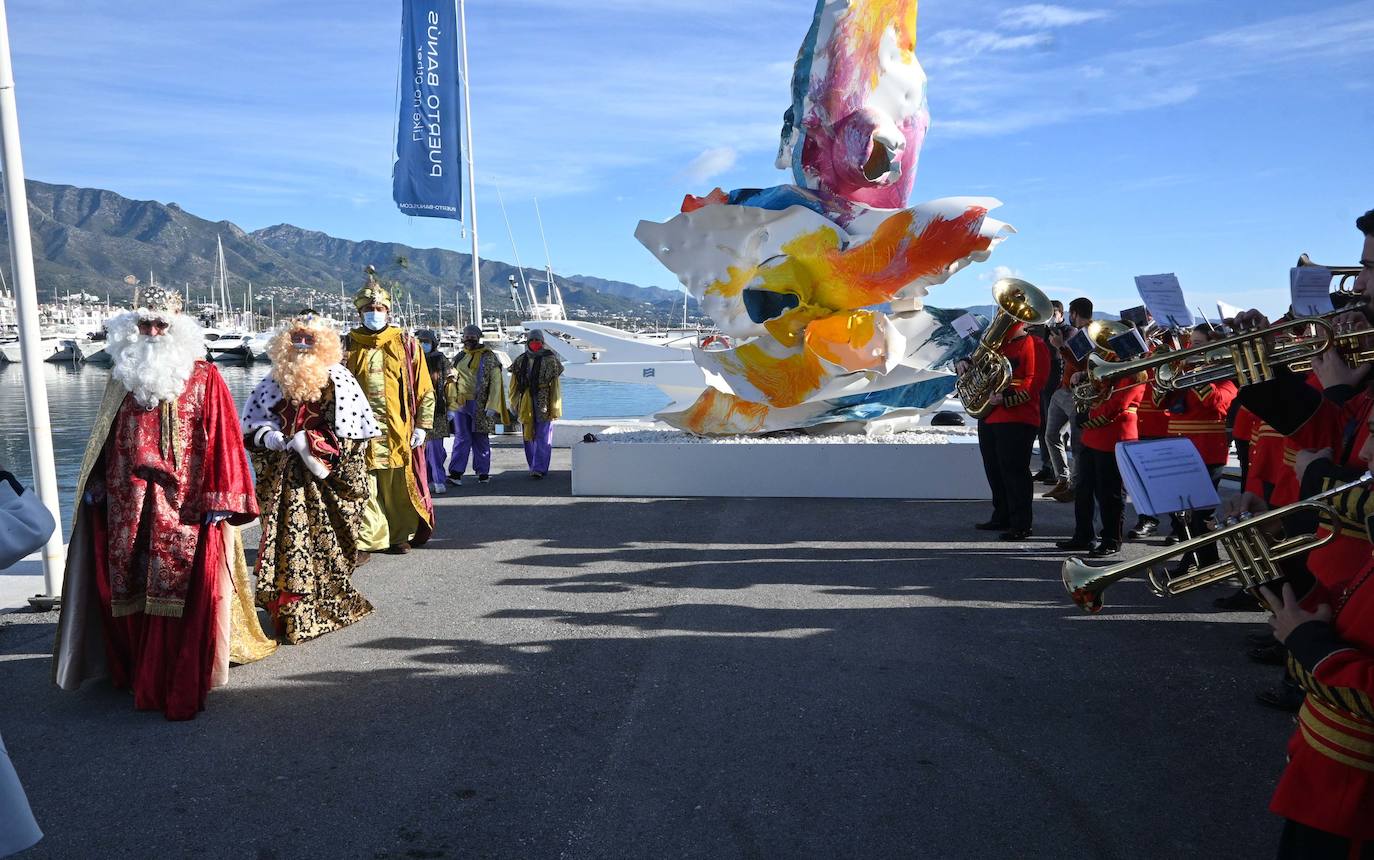 Fotos: Los Reyes saludan a los niños en Marbella, Puerto Banús y San Pedro