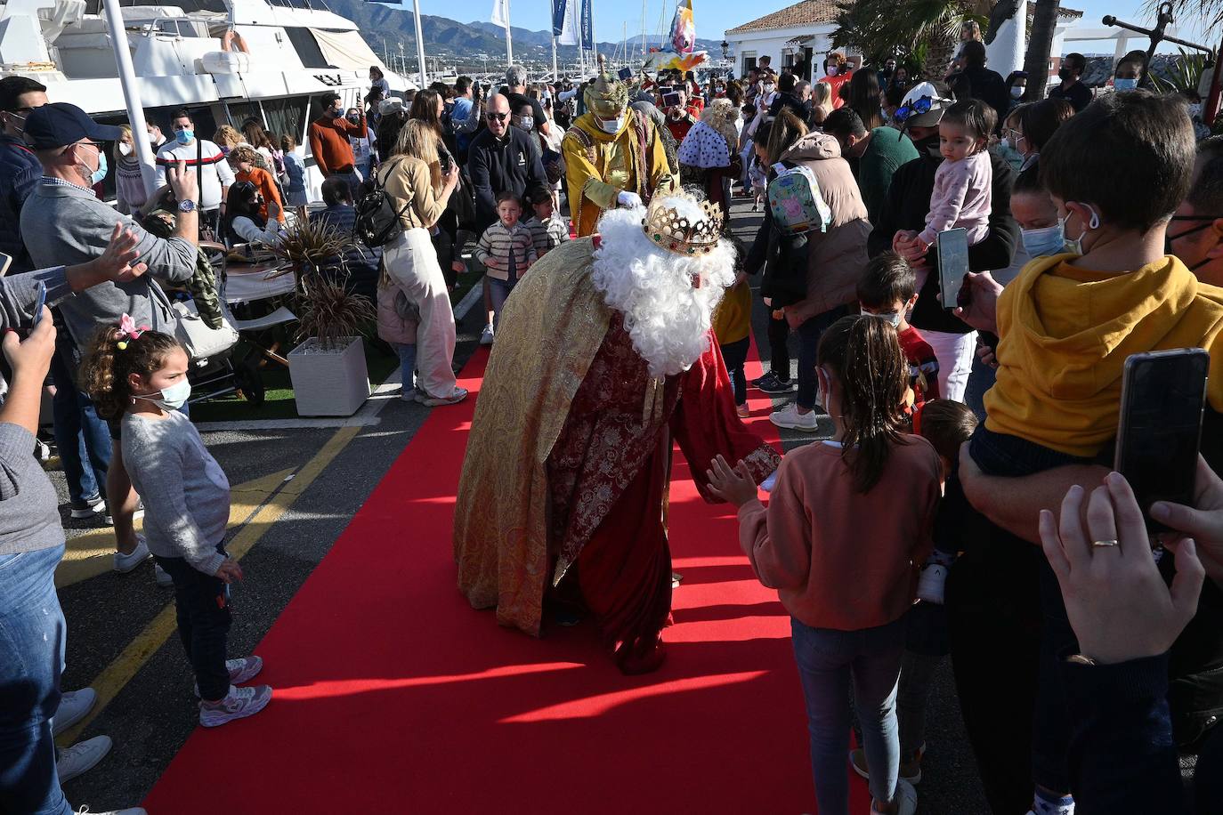 Fotos: Los Reyes saludan a los niños en Marbella, Puerto Banús y San Pedro