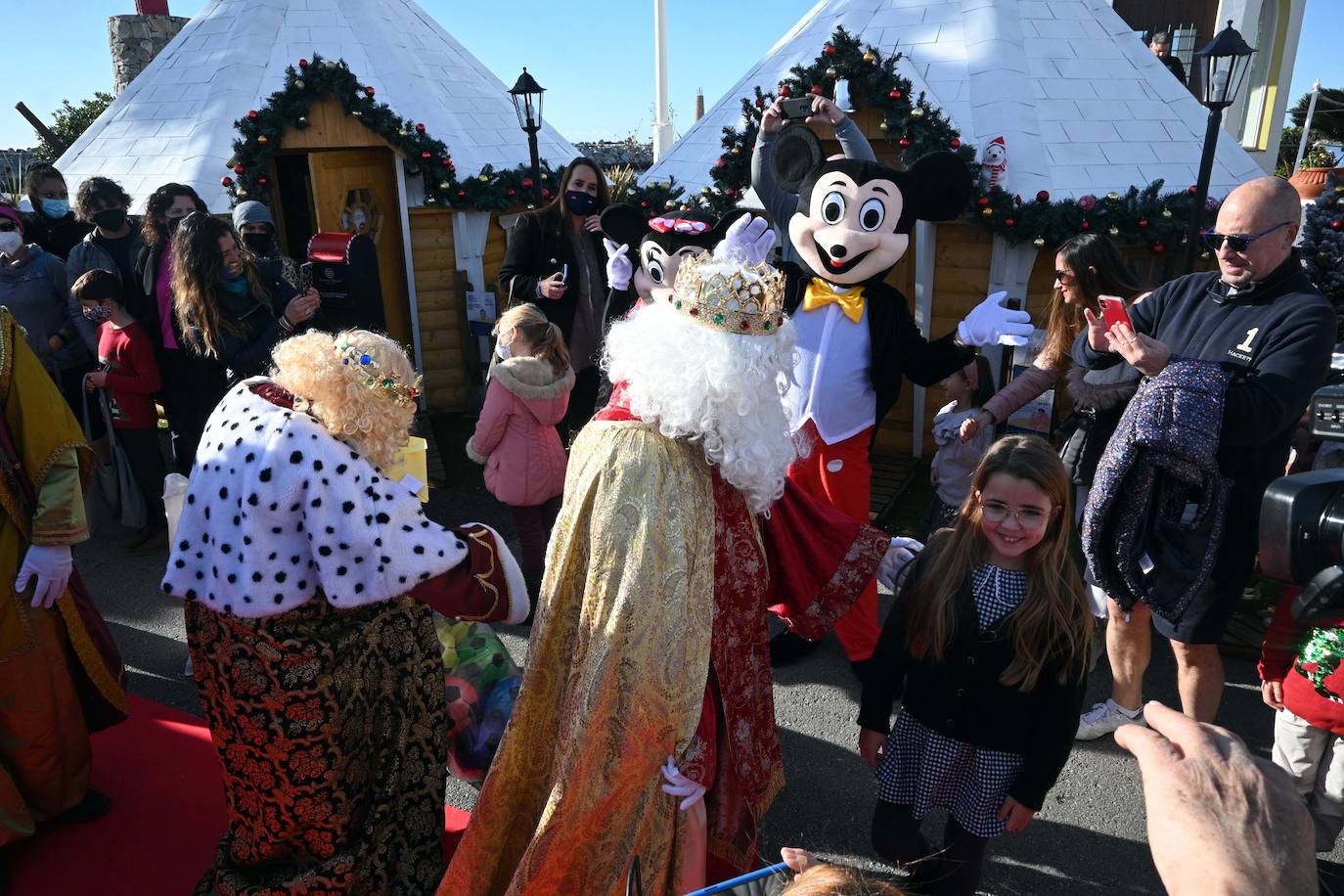 Fotos: Los Reyes saludan a los niños en Marbella, Puerto Banús y San Pedro
