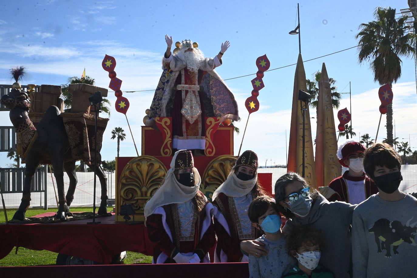 Fotos: Los Reyes saludan a los niños en Marbella, Puerto Banús y San Pedro