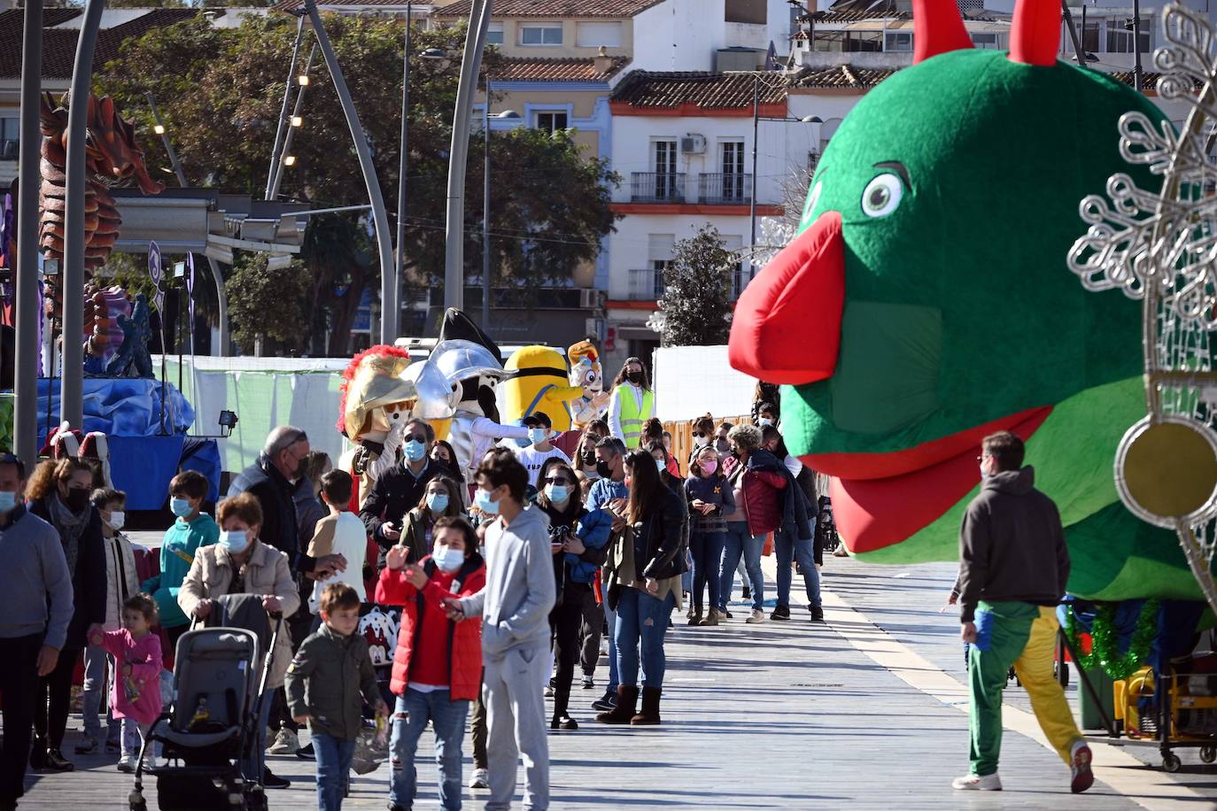 Fotos: Los Reyes saludan a los niños en Marbella, Puerto Banús y San Pedro