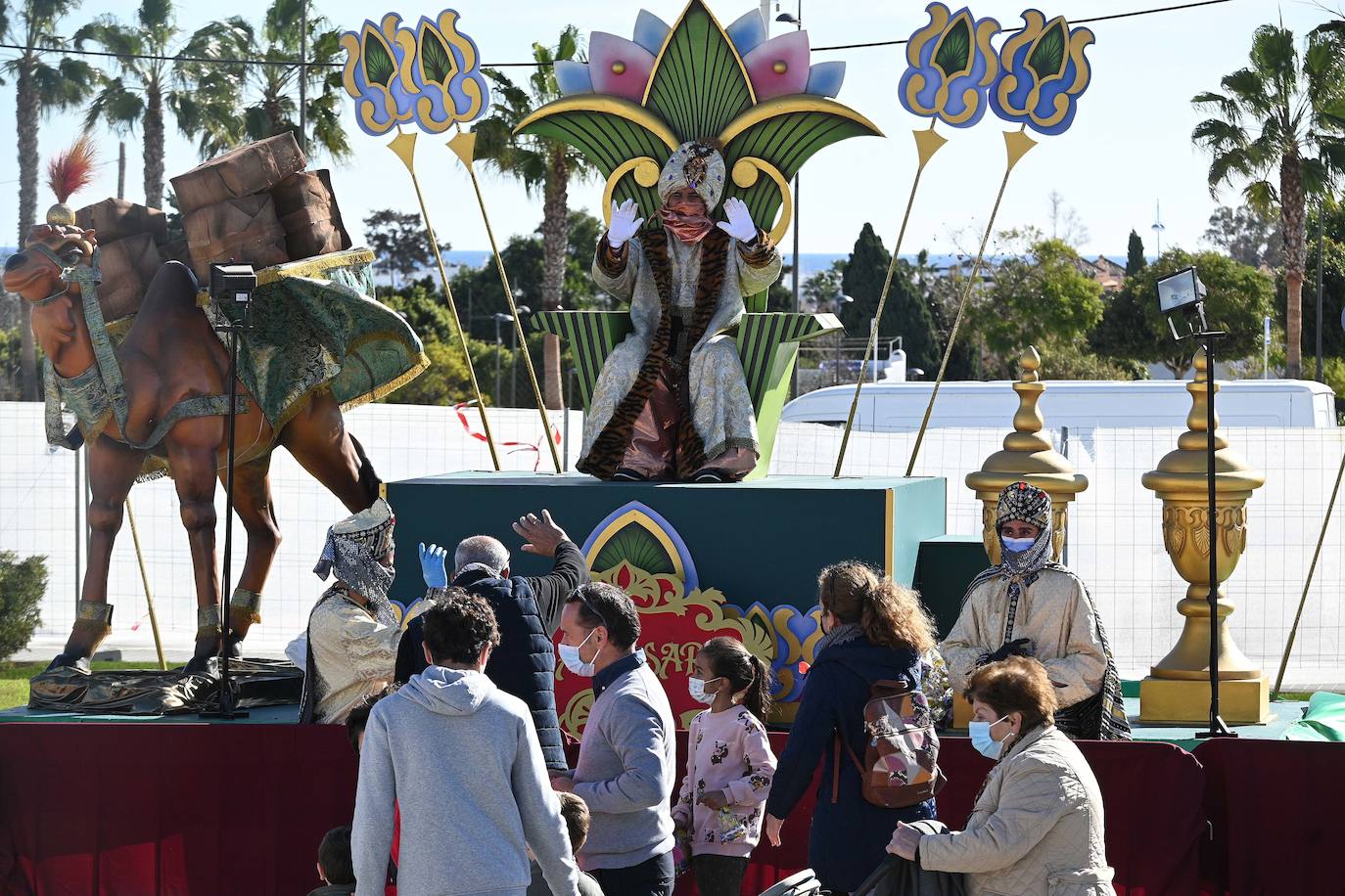 Fotos: Los Reyes saludan a los niños en Marbella, Puerto Banús y San Pedro