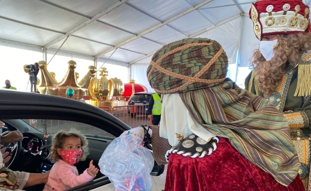 Los Reyes Magos reparten ilusión en la Axarquía en el segundo año del Covid