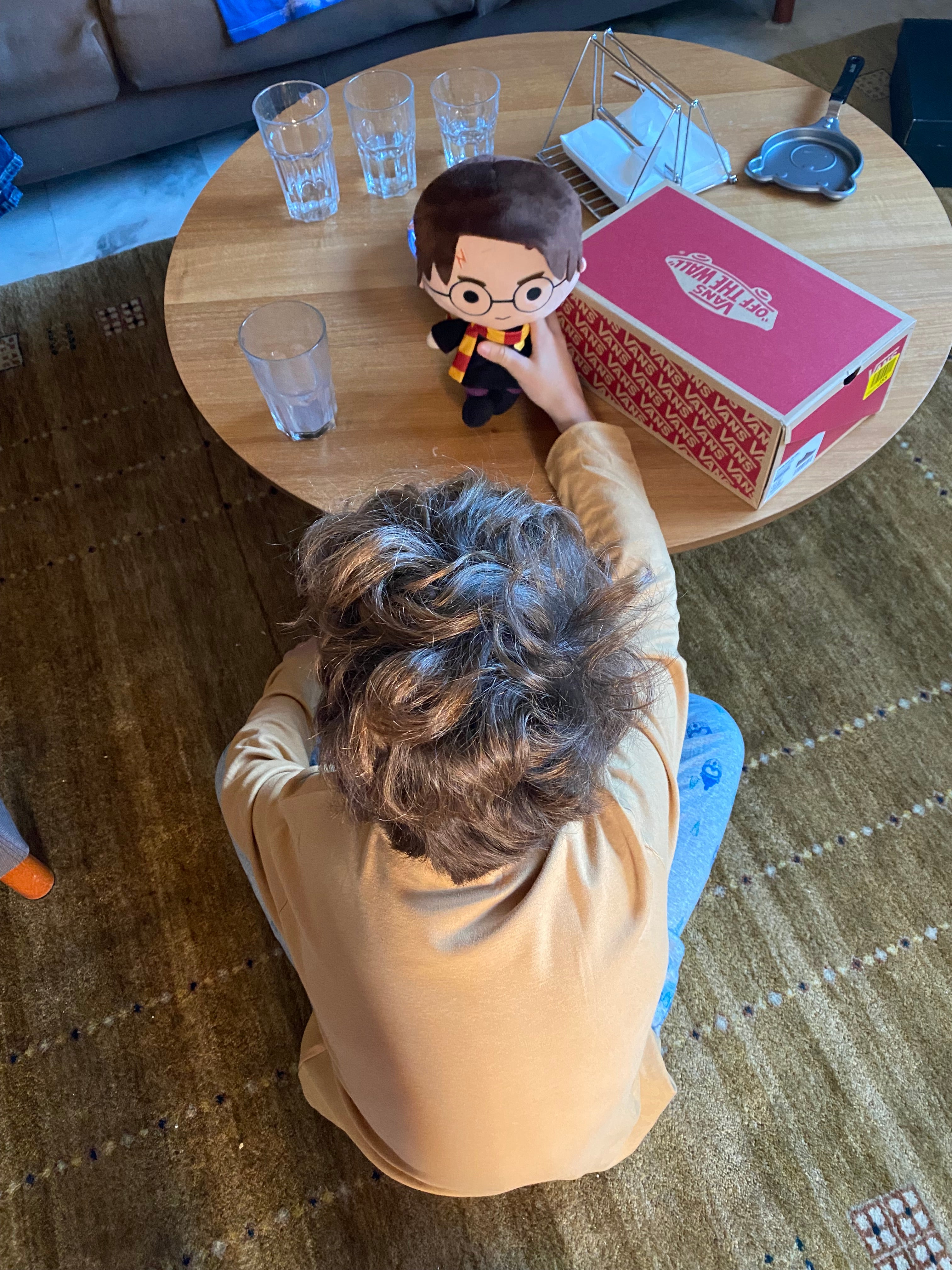 El Paseo Marítimo Antonio Banderas se fue animando de familias y niños con sus juguetes al medio día, que salieron a probar sus bicicletas, patinetes y coches teledirigidos