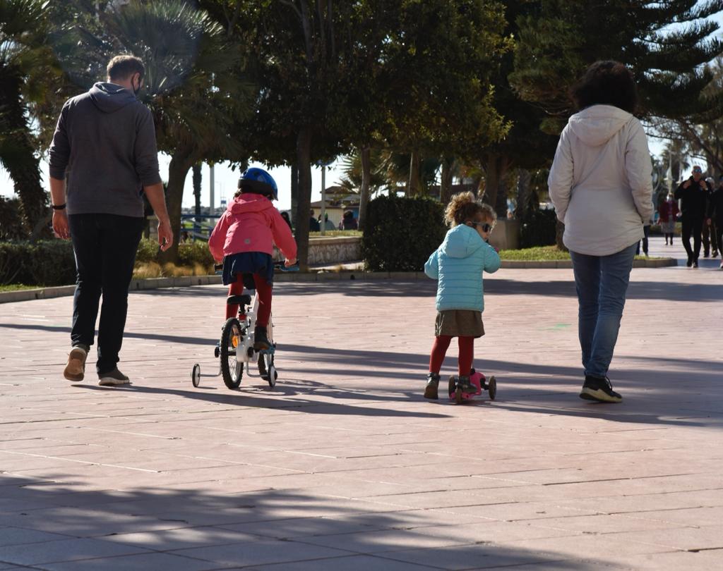 El Paseo Marítimo Antonio Banderas se fue animando de familias y niños con sus juguetes al medio día, que salieron a probar sus bicicletas, patinetes y coches teledirigidos