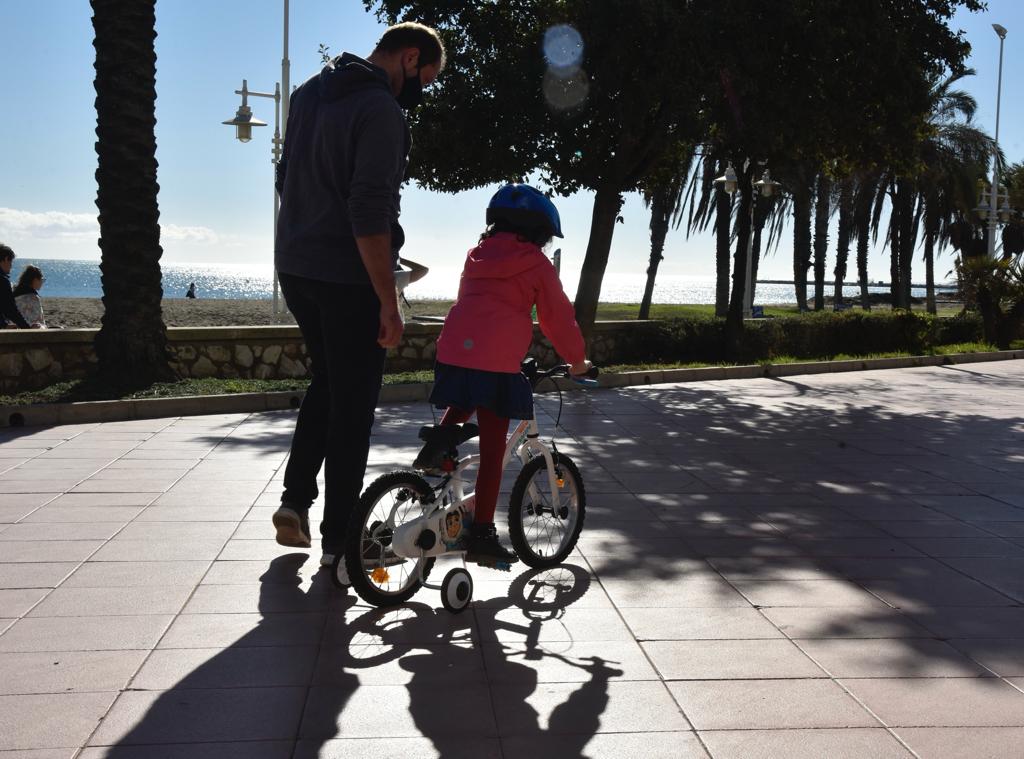 El Paseo Marítimo Antonio Banderas se fue animando de familias y niños con sus juguetes al medio día, que salieron a probar sus bicicletas, patinetes y coches teledirigidos