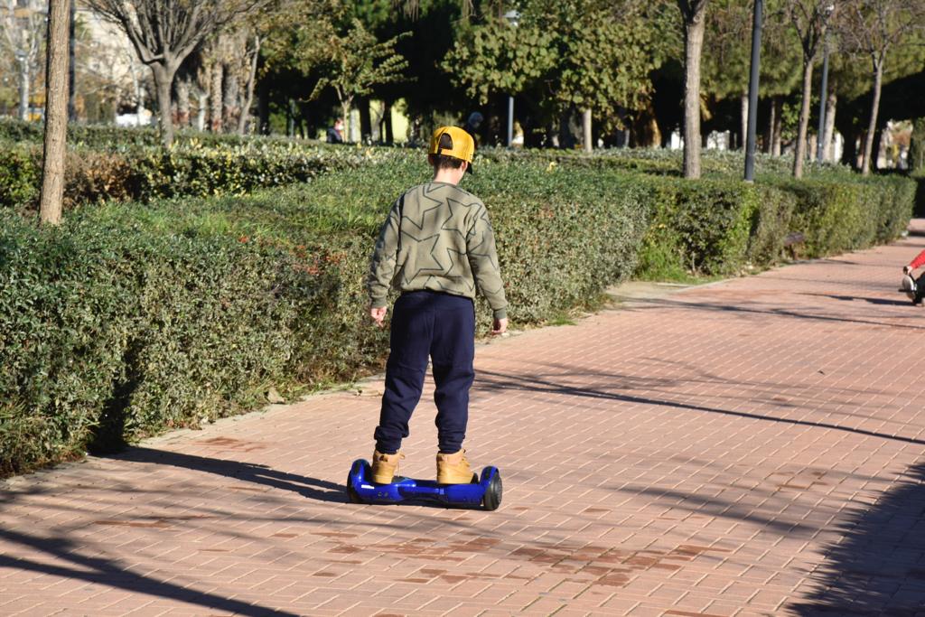 El Paseo Marítimo Antonio Banderas se fue animando de familias y niños con sus juguetes al medio día, que salieron a probar sus bicicletas, patinetes y coches teledirigidos