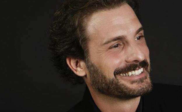Beltrán Iraburu es un actor y cantante de Pamplona