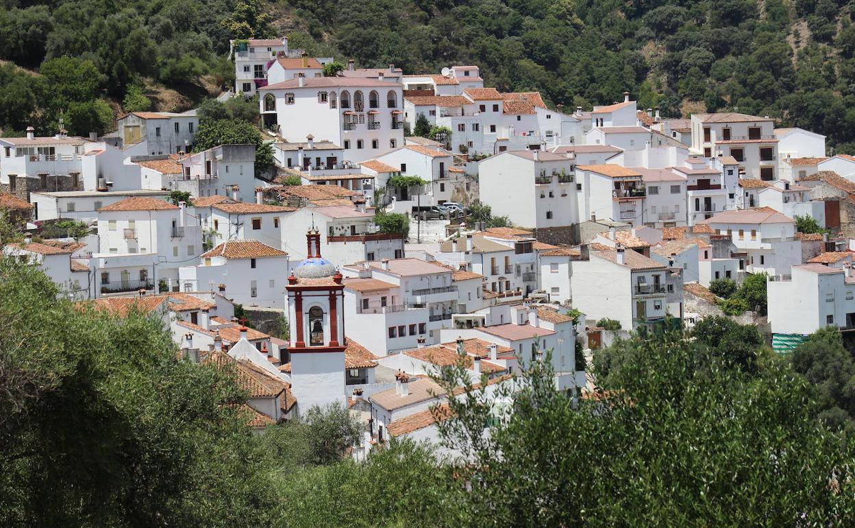 Benarrabá tiene caminos que lo unen con otros pueblos del Genal, como Gaucín o Algatocín