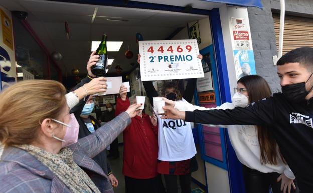 Celebración del segundo premio de 'El Niño' en la administración de calle Gaucín de la capital malagueña. 