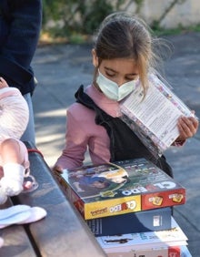 Imagen secundaria 2 - Algunas pequeñas con sus regalos de Reyes en el Paseo Marítimo Antonio Banderas.
