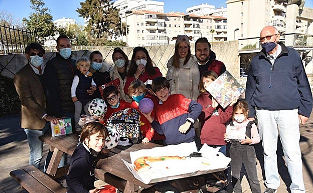 La familia Fuentes Puertas, dándose sus regalos en el Parque del Oeste.