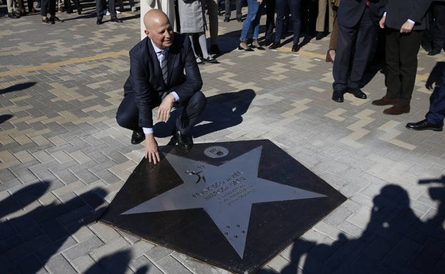 Imbroda posa en solitario junto a su estrella. 