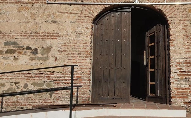 Imagen del estado en el que los vecinos de Benaque se encontraron la puerta de la iglesia tras el robo. 