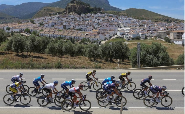 El pelotón de la Vuelta a Andalucía, en Ardales. 