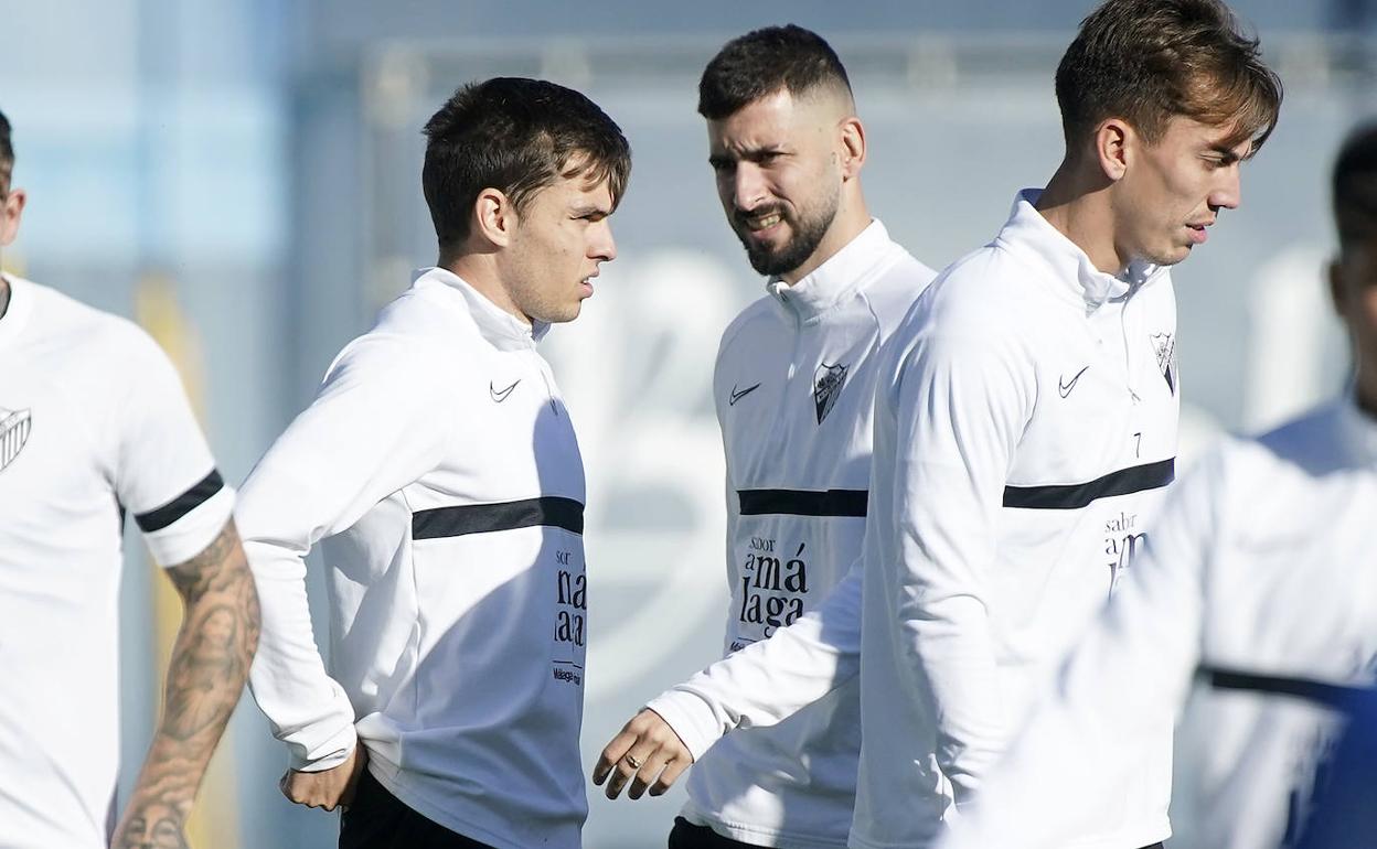 Los dos nuevos fichajes del Málaga, Febas (izquierda) y Vadillo, juntos en el entrenamiento de este sábado.