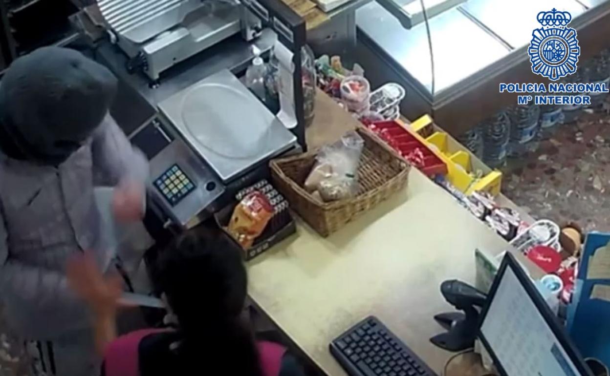 Detenido por atracar dos veces en 48 horas un mismo comercio de alimentación en Estepona