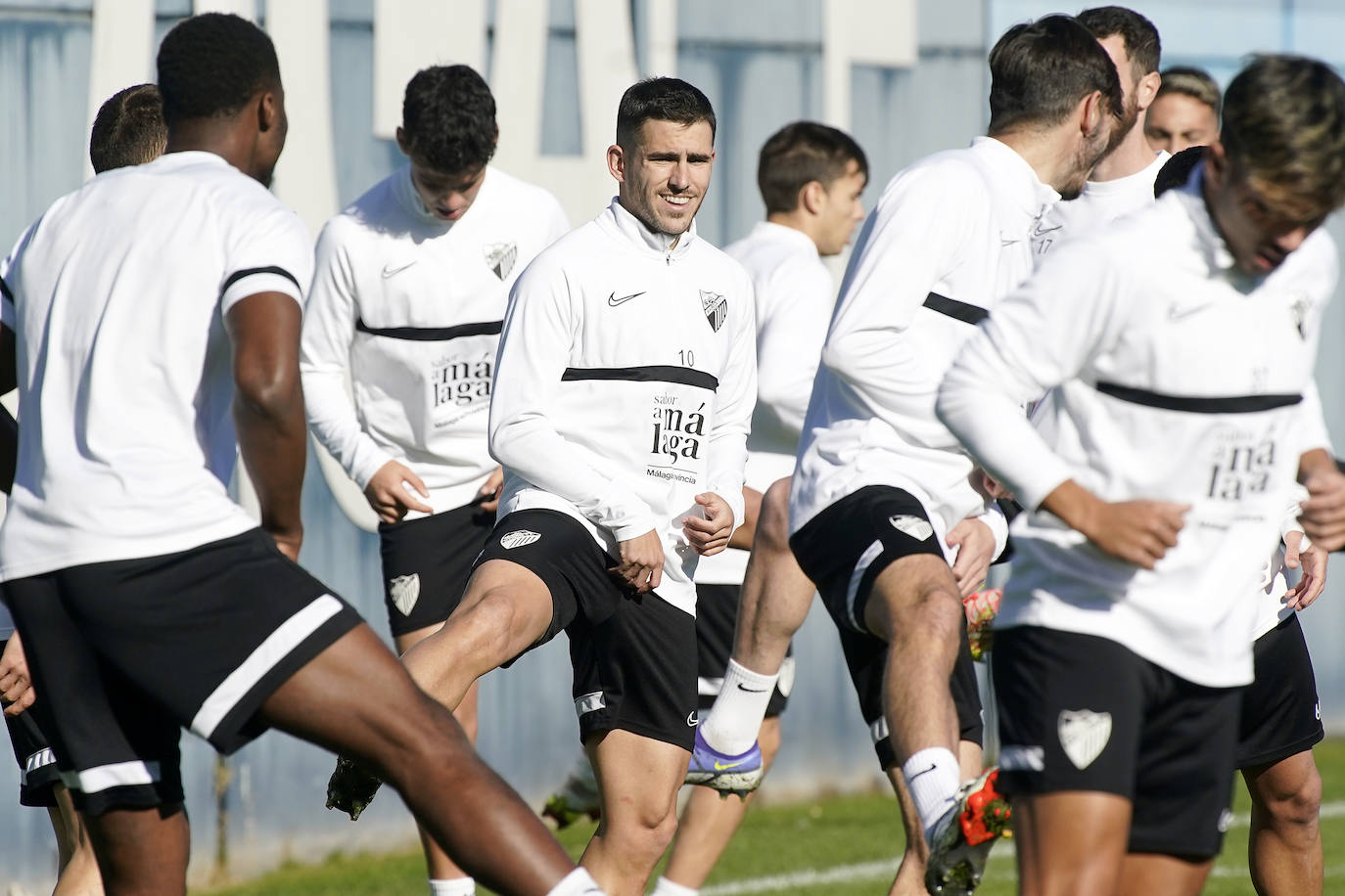 El equipo que dirige José Alberto López afrontó el último entrenamiento de la semana antes de medirse al Sporting este domingo en La Rosaleda (18.15 horas) con sus dos flamantes fichajes, el extremo Vadillo y el medio punta Aleix Febas.