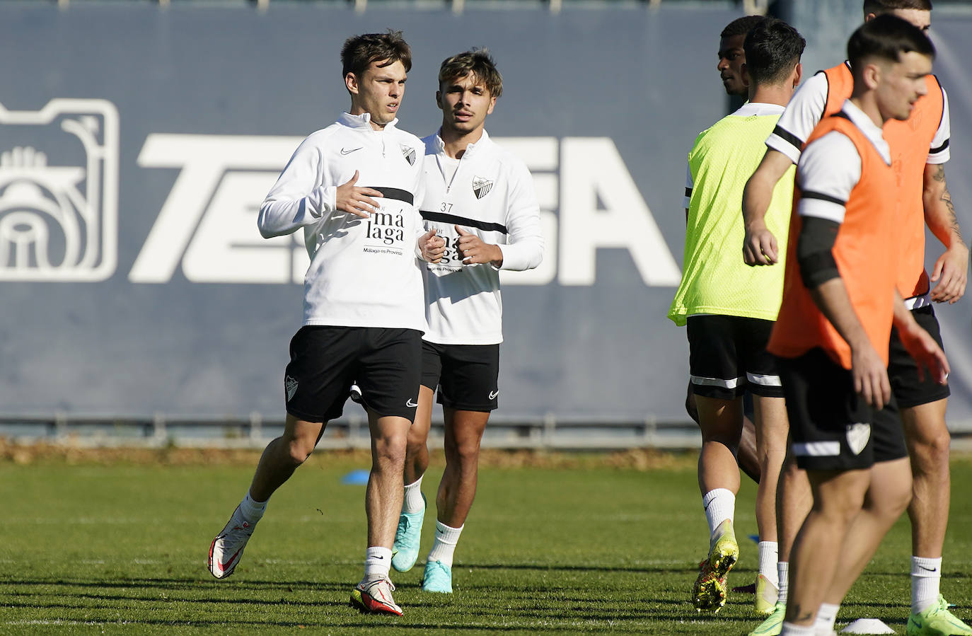 El equipo que dirige José Alberto López afrontó el último entrenamiento de la semana antes de medirse al Sporting este domingo en La Rosaleda (18.15 horas) con sus dos flamantes fichajes, el extremo Vadillo y el medio punta Aleix Febas.