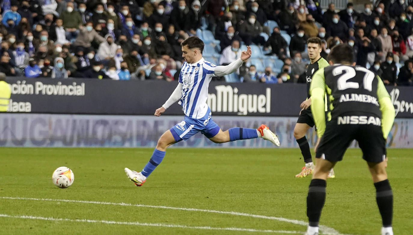 Empate del Málaga con el Sporting en La Rosaleda (2-2). 