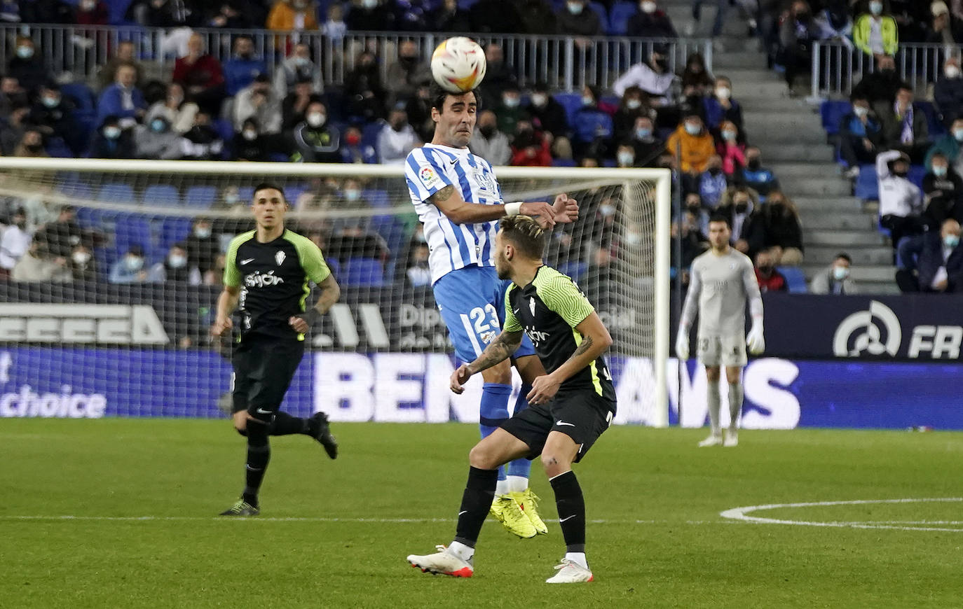 Empate del Málaga con el Sporting en La Rosaleda (2-2). 